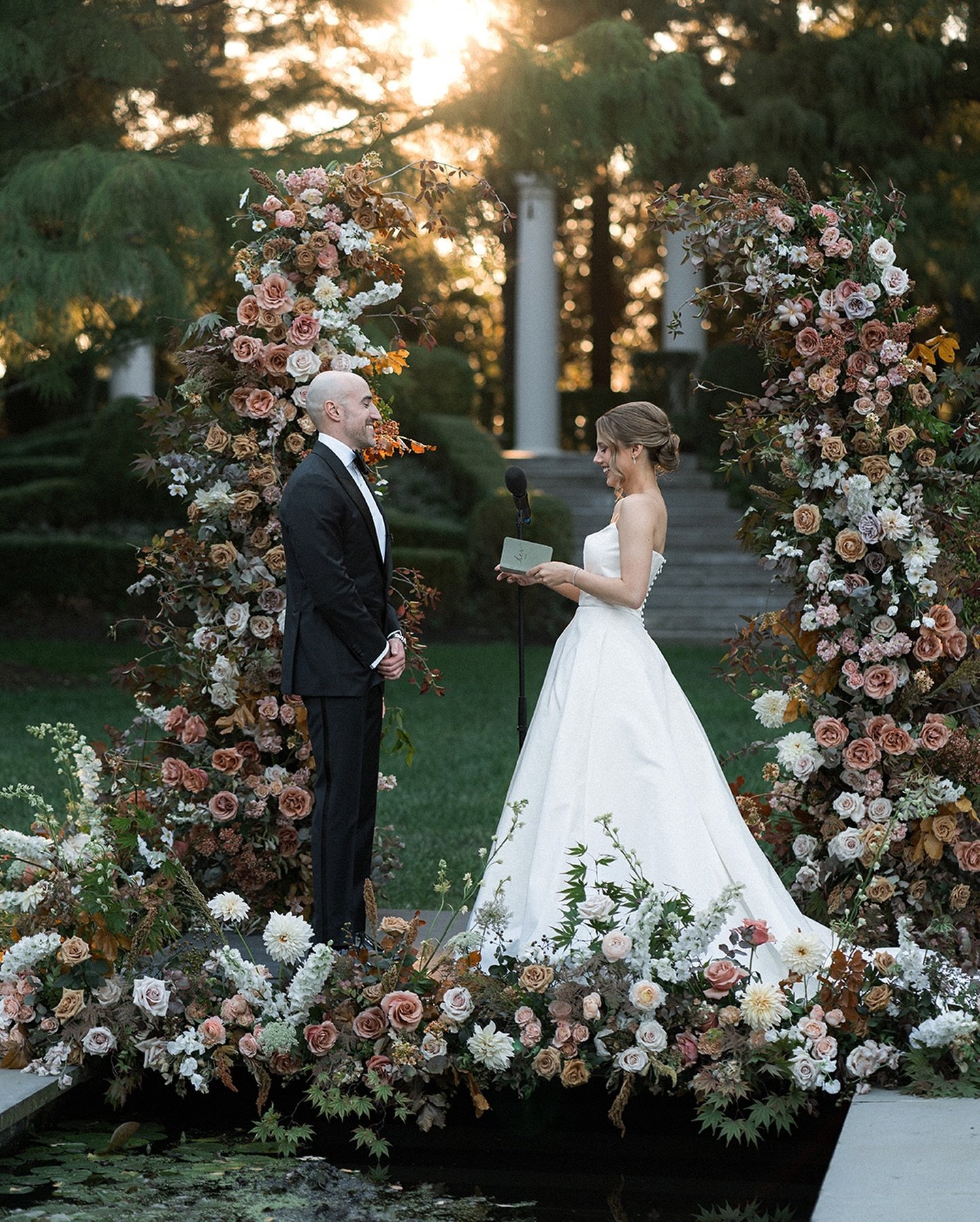 Ceremony of my dreams at dusk ✨ Congratulations Leigha &amp; Rob and endless thanks to a stellar vendor team:

Photography @graceandardor
Planning &amp; Design @arielleferaevents
Venue @ashfordestate
Florals @twistedwillowflowers
Hair &amp; Makeup @s