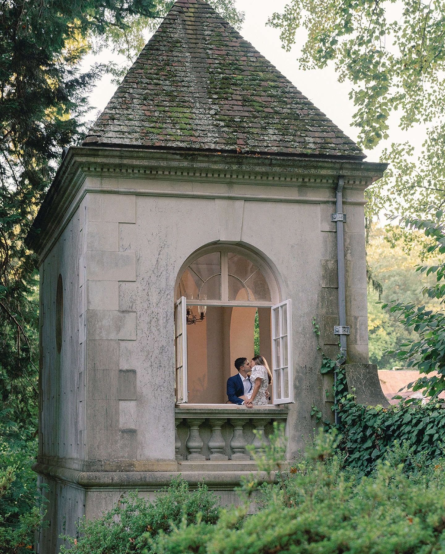 The whimsy and wonder of Winterthur. We had so much fun. Can&rsquo;t wait for next summer with these two incredible humans and @arielleferaevents at Hotel du Pont ✨

#winterthur #winterthurengagement #winterthurgarden #engagementsession #eastcoastwed